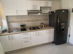 Microwave, cookware/dishes/utensils