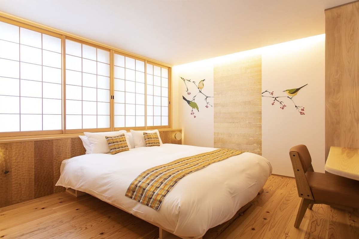 Ropa de cama hipoalergénica y minibar con artículos gratuitos
