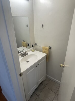 Bathroom - Single Bedroom in Brentwood (Los Angeles)
