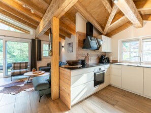 冷蔵庫、オーブン、コンロ、食器洗い機