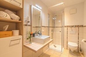 Dusche, Haartrockner, Handtücher