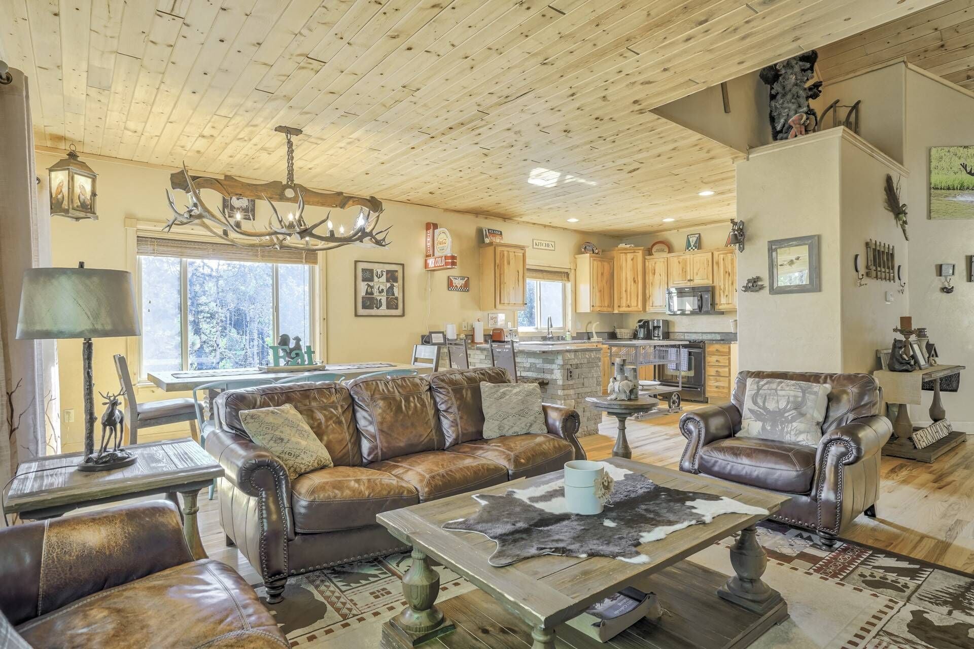Modern Mountain Home, Internet, WiFi, Dog Friendly with Fee