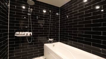 Deluxe Double Room | Bathroom | Shower, free toiletries, hair dryer, towels