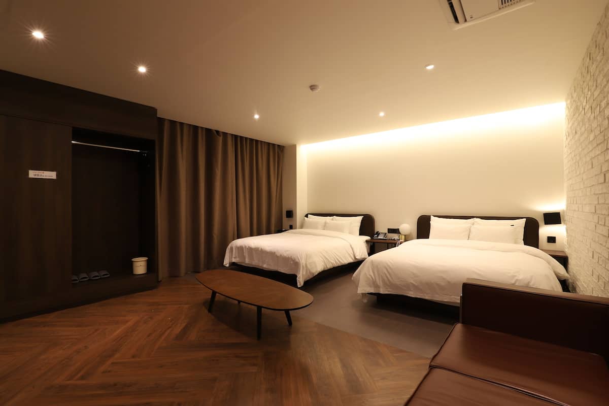 Habitación familiar con 2 camas individuales | Wifi gratis y ropa de cama