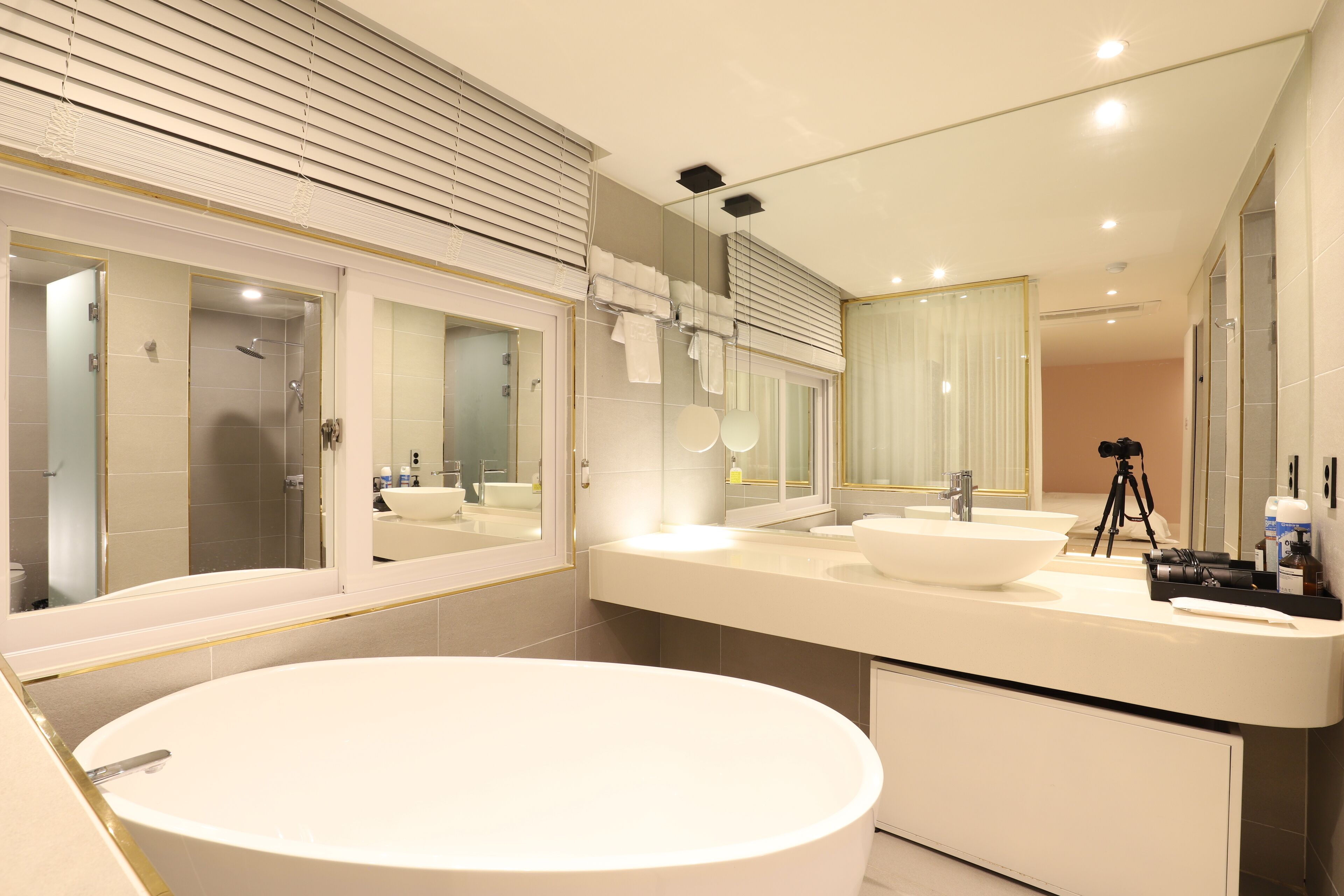 Suite | Bathroom | Shower, free toiletries, hair dryer, towels