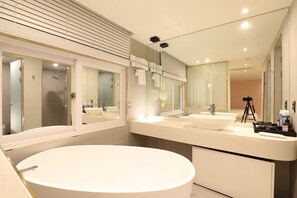 Suite | Bathroom | Shower, free toiletries, hair dryer, towels - Hotel Yaja (Daegu)