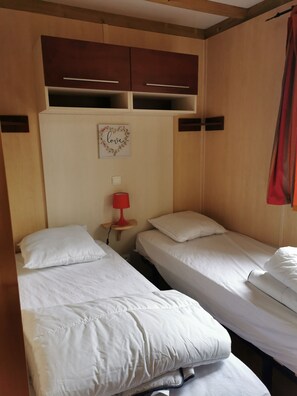 2 bedrooms, iron/ironing board, travel cot, WiFi