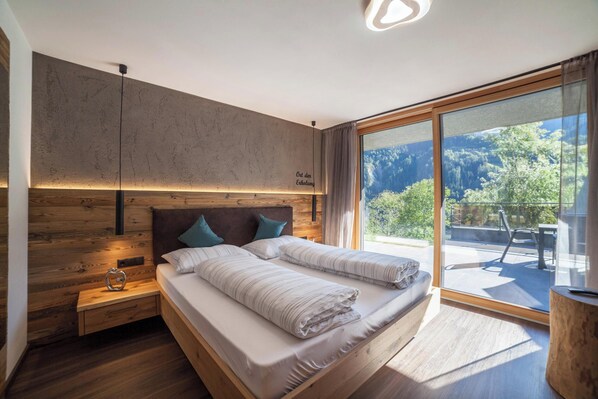 3 bedrooms, free WiFi, bed sheets - Chalet "Residenz - Riad" with Mountain View & Whirlpool close to Meran (Saltaus)
