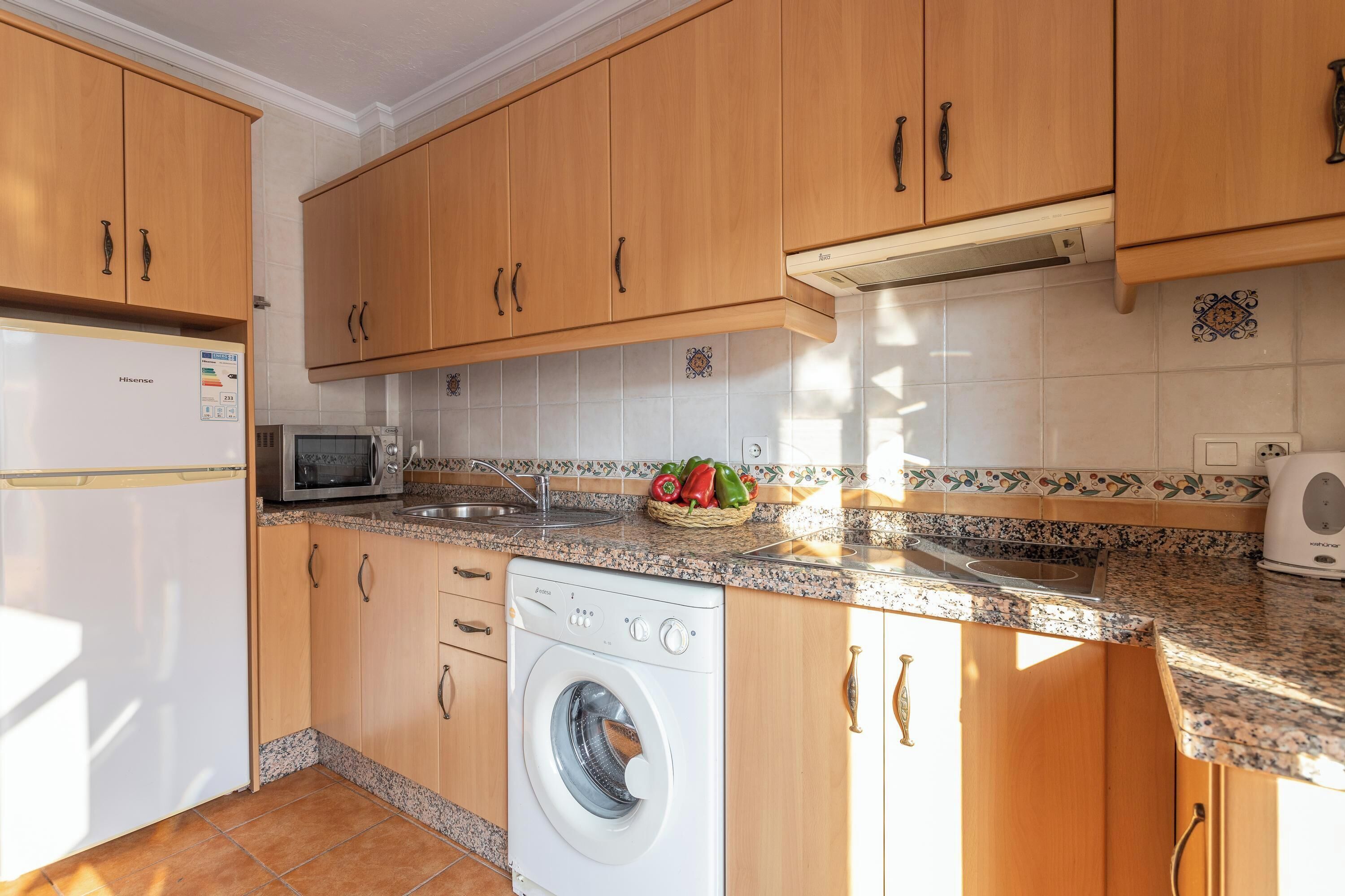 Frigorífico, microondas, placa de cocina y cafetera o tetera