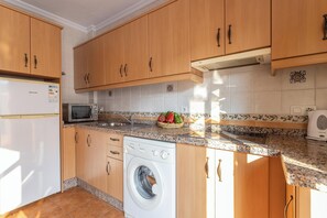 ثلاجة، ميكروويف، موقد طهي مسطح، ماكينة لصنع القهوة/الشاي