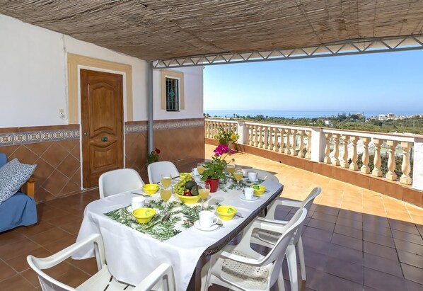 Outdoor dining - Villa "El Puntal de Nieves" with Seaview, Pool, Wi-Fi, A/C & Terrace (Nerja)
