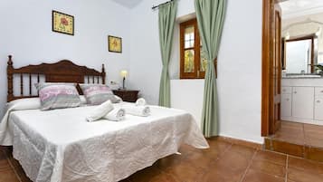 4 bedrooms, iron/ironing board, free WiFi, bed sheets