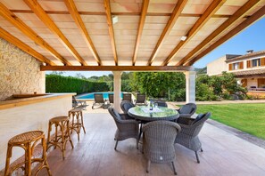 Outdoor dining - Holiday Home "Can Noble den Suau" with Pool, Hot Tub, Terraces & Garden (Pollensa)