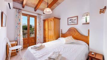 5 bedrooms, iron/ironing board, free WiFi