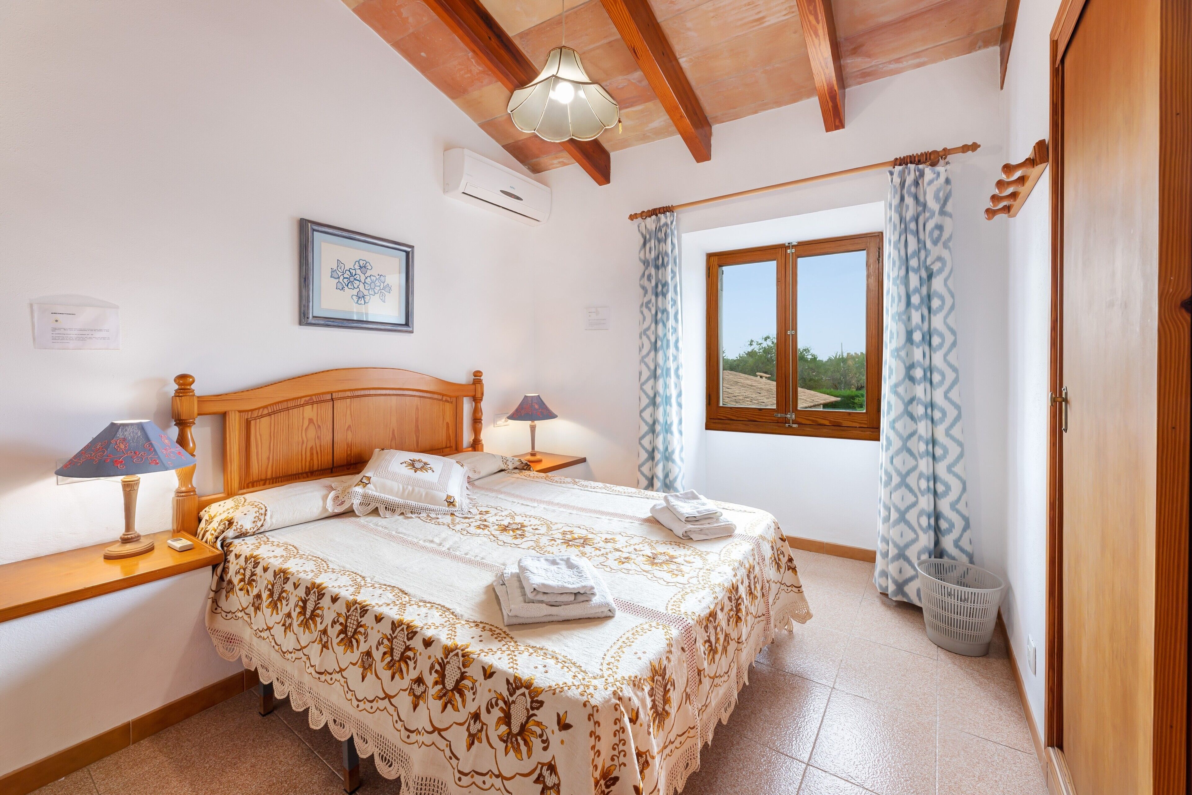 5 bedrooms, iron/ironing board, free WiFi