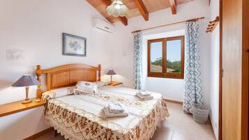 5 bedrooms, iron/ironing board, free WiFi