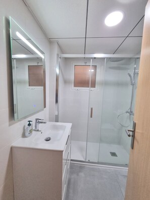 Bathtub, hair dryer, towels - Apartment "CALA MERCED 11 Large Terrace 100" Close to the Beach with Communal Pool (El Campello)
