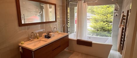 Baignoire, sĂšche-cheveux, bidet, serviettes fournies