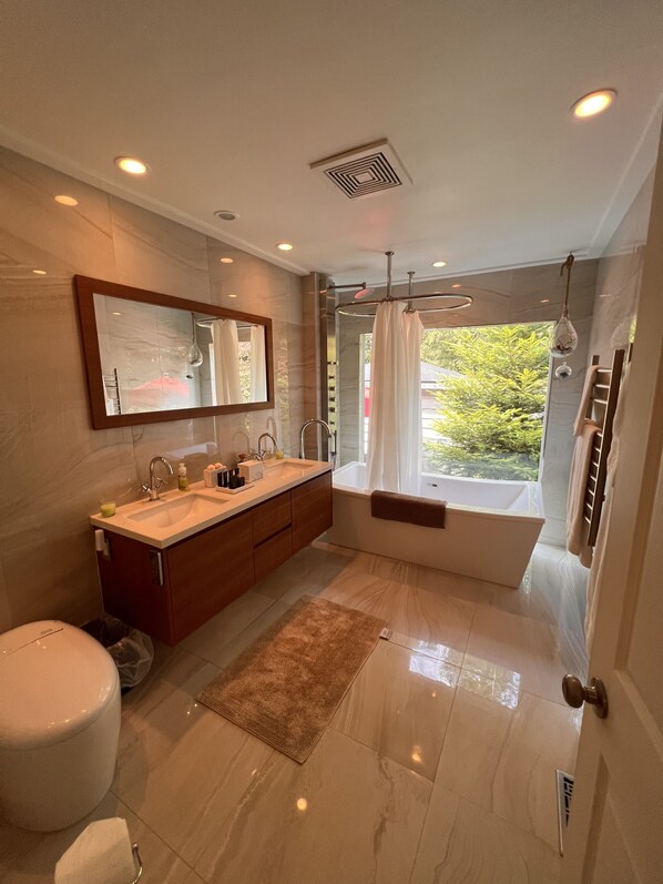 Bathtub, hair dryer, bidet, towels - Clean Modern Farmhouse in Wine & Golf Country (Cobble Hill)