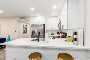 Fridge, microwave, oven, stovetop - McCormick Ranch Condo! Walk to Restaurants & Shops (Scottsdale)