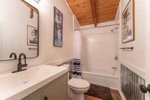 Towels - The Deep Forest Green Cottage (Cedar Mountain)