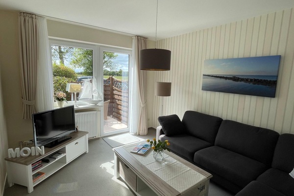 Ein gemütliches Wohnzimmer mit direktem Zugang zur Südterrasse.