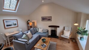 Smart TV, stereo - Chattaway Cottage, Central Tenby (Tenby)