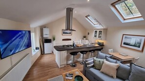 Smart TV, stereo - Chattaway Cottage Tenby, 5 minutes walk to Beaches (Tenby)