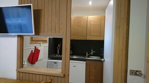 Kühlschrank, Mikrowelle, Herdplatte, Geschirrspüler