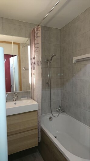 Badewanne, Seife, Toilettenpapier
