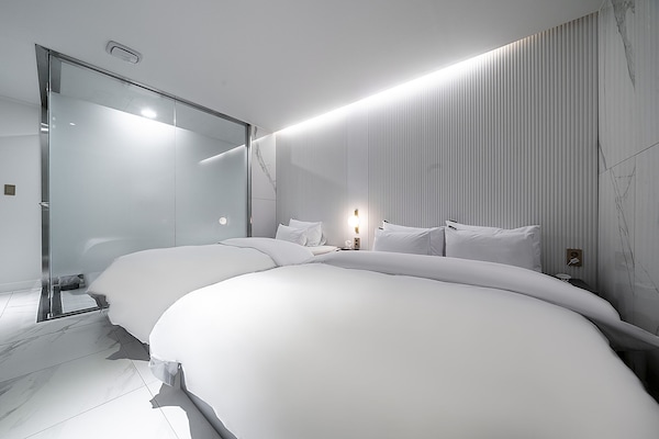 Party Room A | Premium bedding, down comforters, individually decorated, desk
