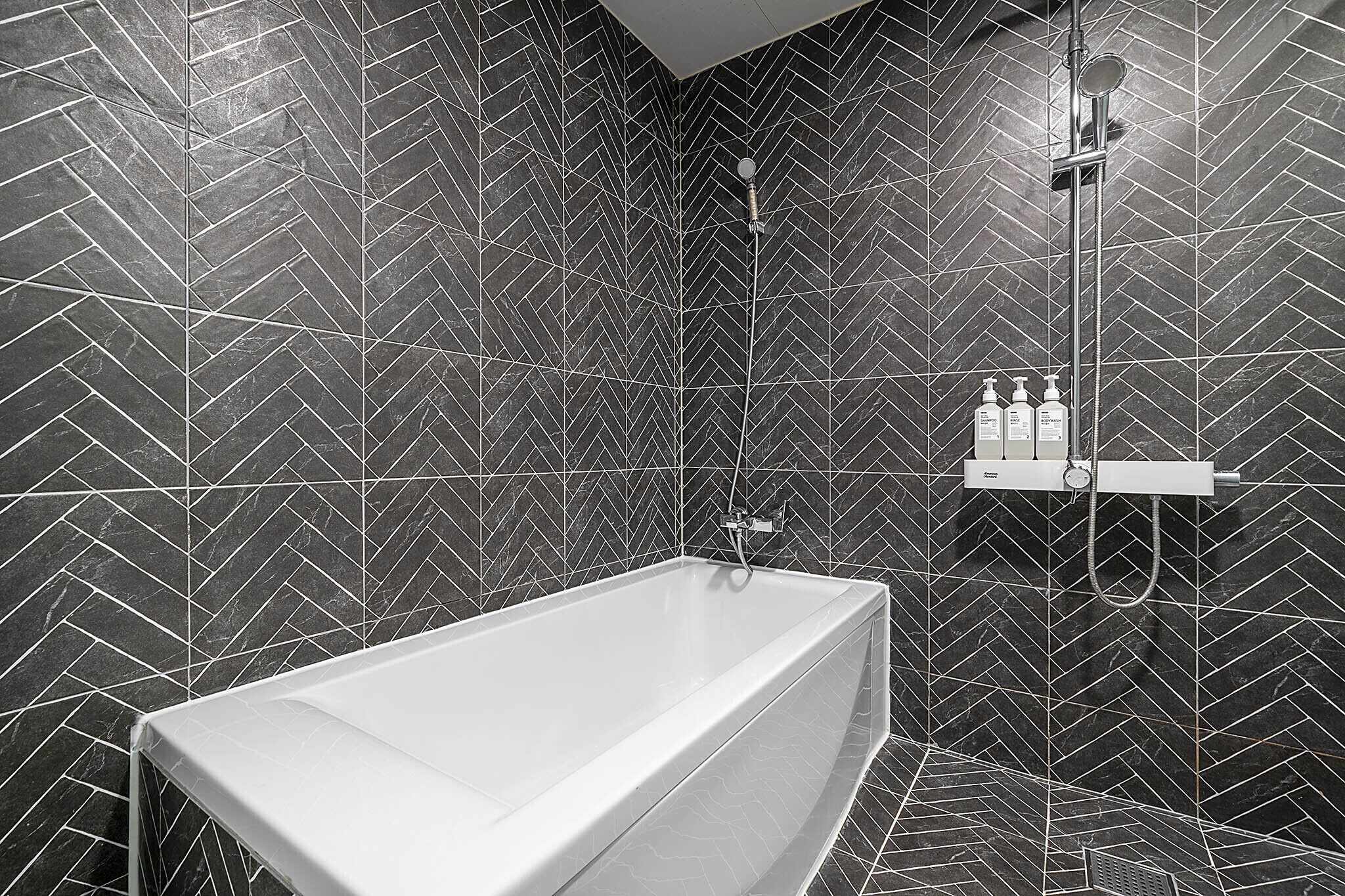 Luxury Gaming Room | Bathroom