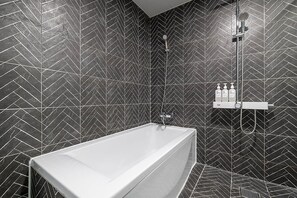 Luxury Gaming Room | Baño | Amenidades de baño gratuitas, secadora de cabello, batas, pantuflas 