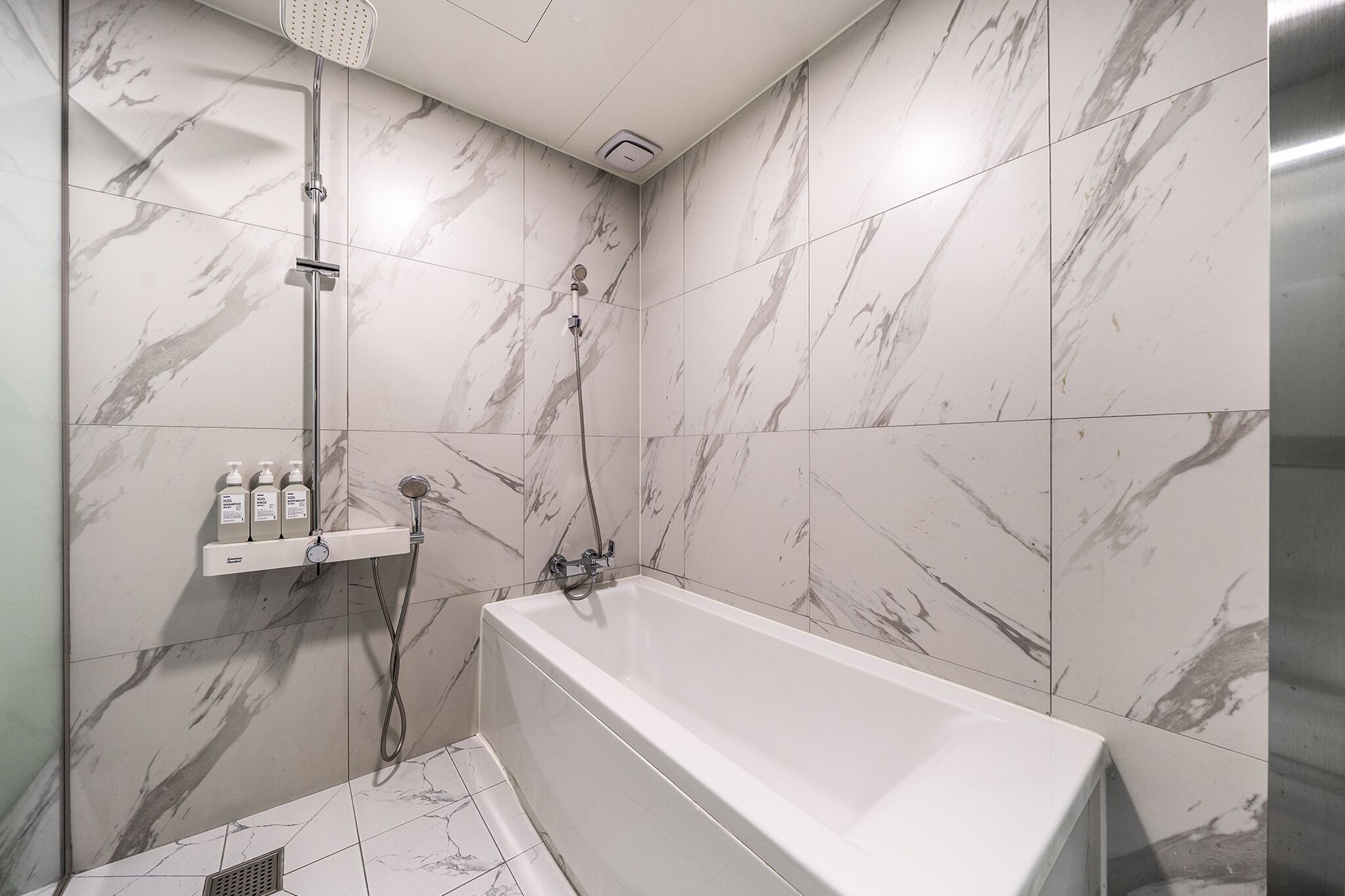 Quarto duplo standard, 1 quarto, para não fumantes | Banheiro | Produtos de toalete grátis, secador de cabelo, roupões de banho 