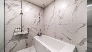 スタンダード ツインルーム 1 ベッドルーム 禁煙 | バスルーム | バスアメニティ (無料)、ヘアドライヤー、バスローブ、スリッパ