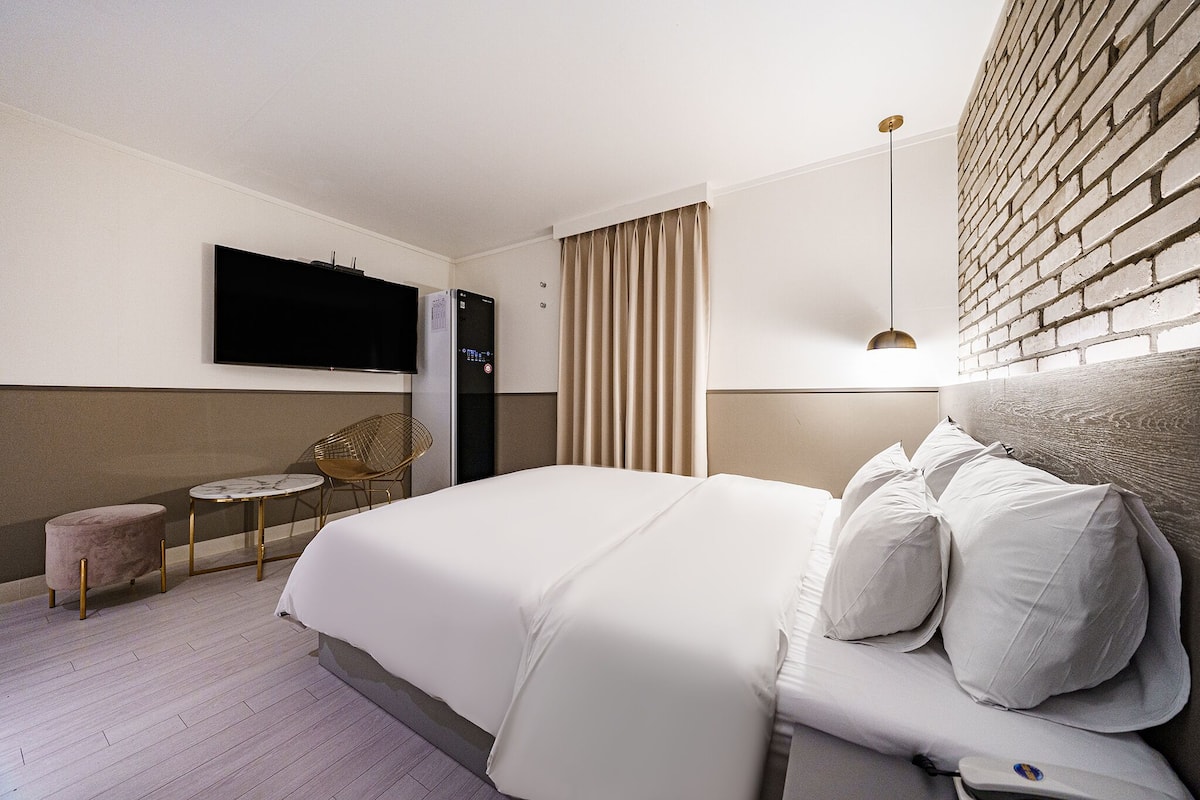 Standard Room, 1 Queen Bed, Non Smoking | Premium bedding, down comforters, individually decorated, desk