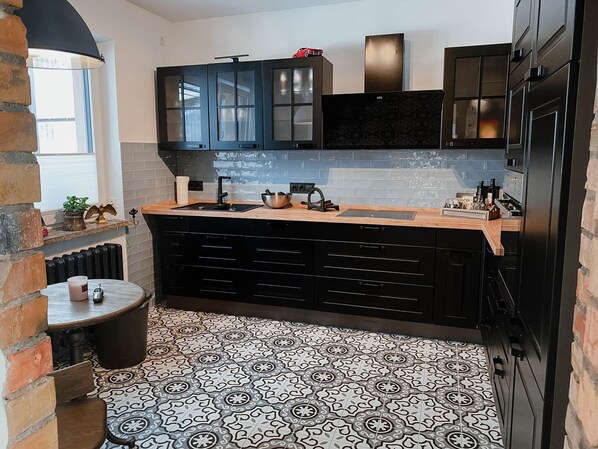 Kühlschrank, Mikrowelle, Ofen, Herdplatte