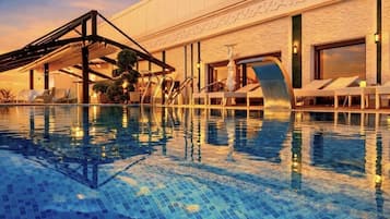 Kolam renang indoor dan kolam renang outdoor musiman