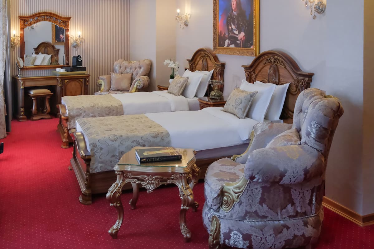 Peralatan tempat tidur premium, bar mini, peti besi dalam bilik, meja
