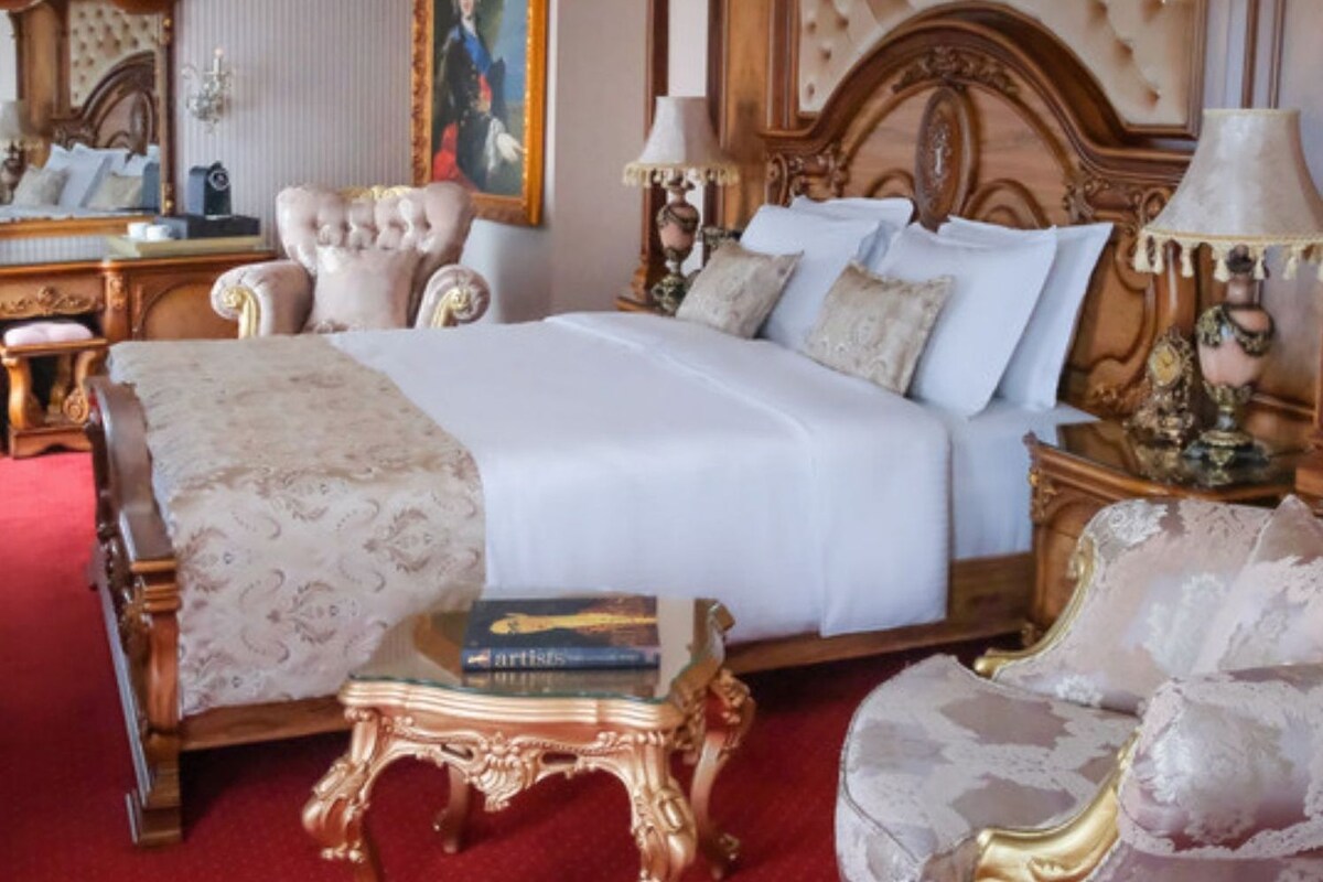 GRAND DELUXE KING ROOM