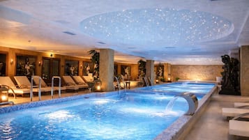 Innenpool, Außenpool (je nach Saison geöffnet), Liegestühle