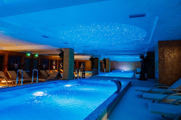 Parihoitohuone(ita), sauna, poreallas, höyrysauna, vartalohoitoja