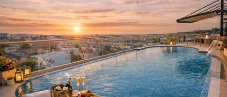 Una piscina techada, una piscina al aire libre de temporada