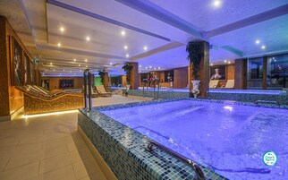 室内游泳池，季节性开放的室外游泳池，10:00 至 18:00 开放，日光浴躺椅