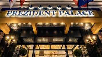 Fassade der Unterkunft – Abend/Nacht