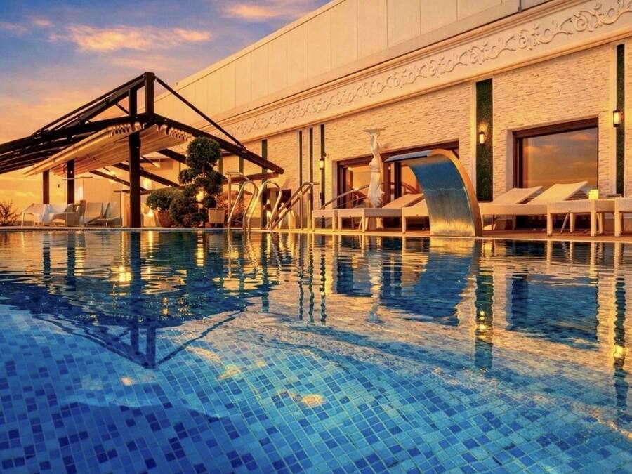 Innendørsbasseng, sesongbasert utendørsbasseng og solsenger