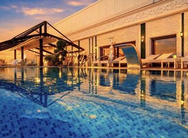 Una piscina techada, una piscina al aire libre de temporada