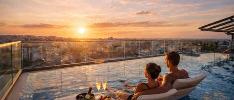 屋内プール、季節限定屋外プール、営業時間 10:00 ~ 18:00、サンラウンジャー