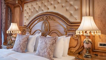 Seprai premium, minibar, brankas, dan meja kerja