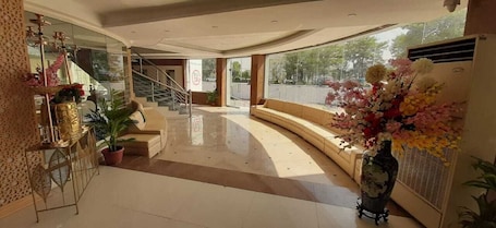 Entrada interior. Usmania restaurant and Civic Hotel